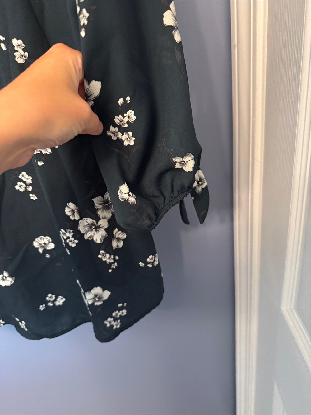 Paper moon Women’s Floral Tie-Sleeve Blouse - Picture 5 of 8